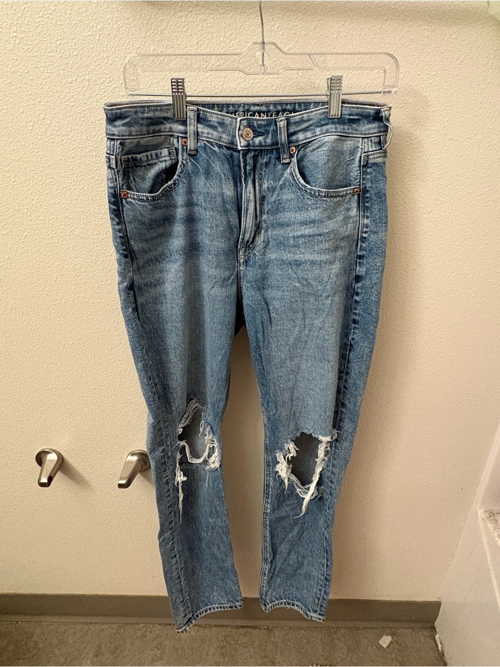 American Eagle Outfitters Light Blue Distressed Women's Mom Jeans